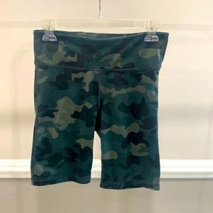 Gap Fit Camo Biker Shorts Size Small